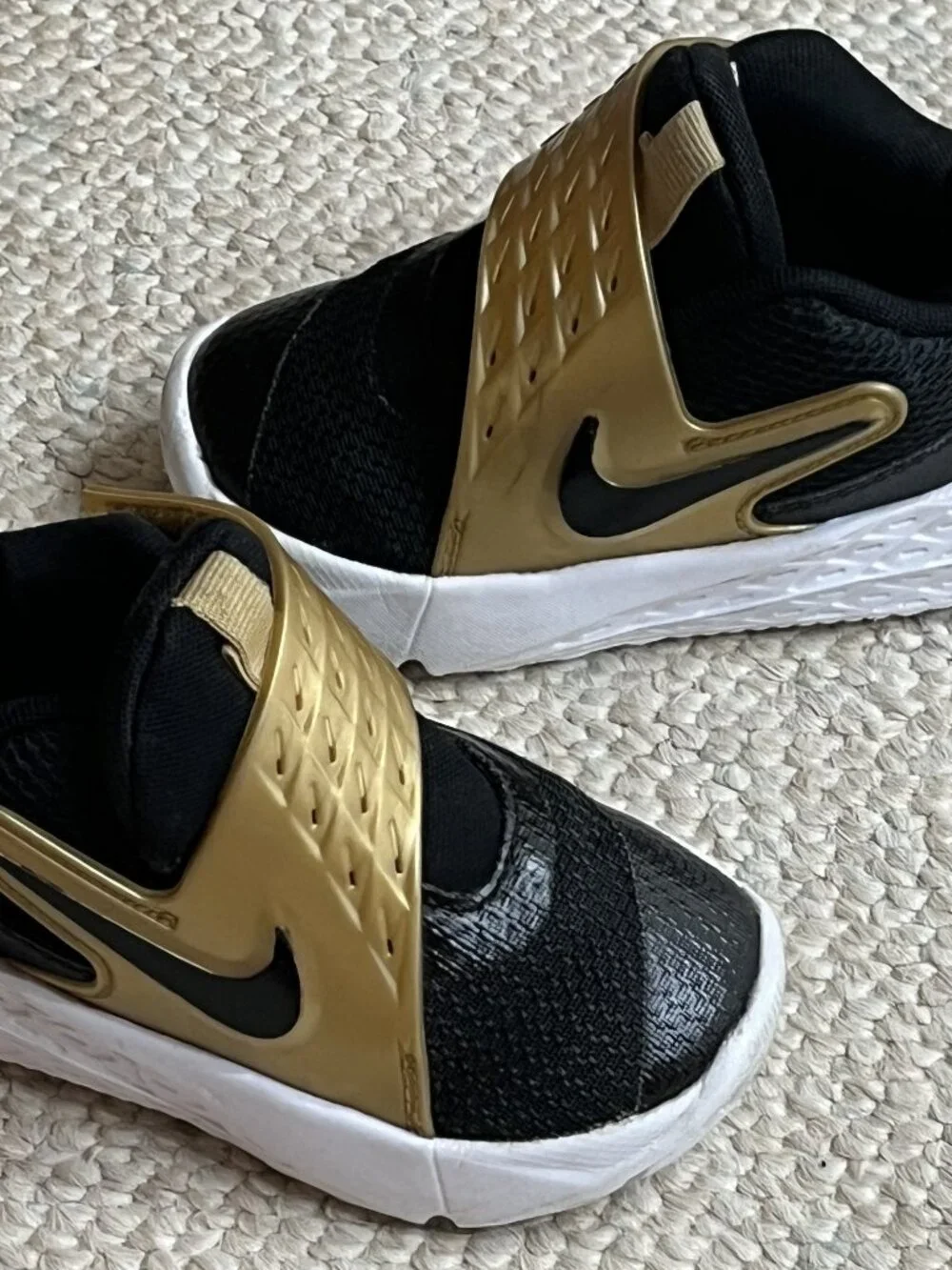 Nike Team Hustle Toddler Boy's Size 8C Black Gold Sneakers Shoes HF6281-003